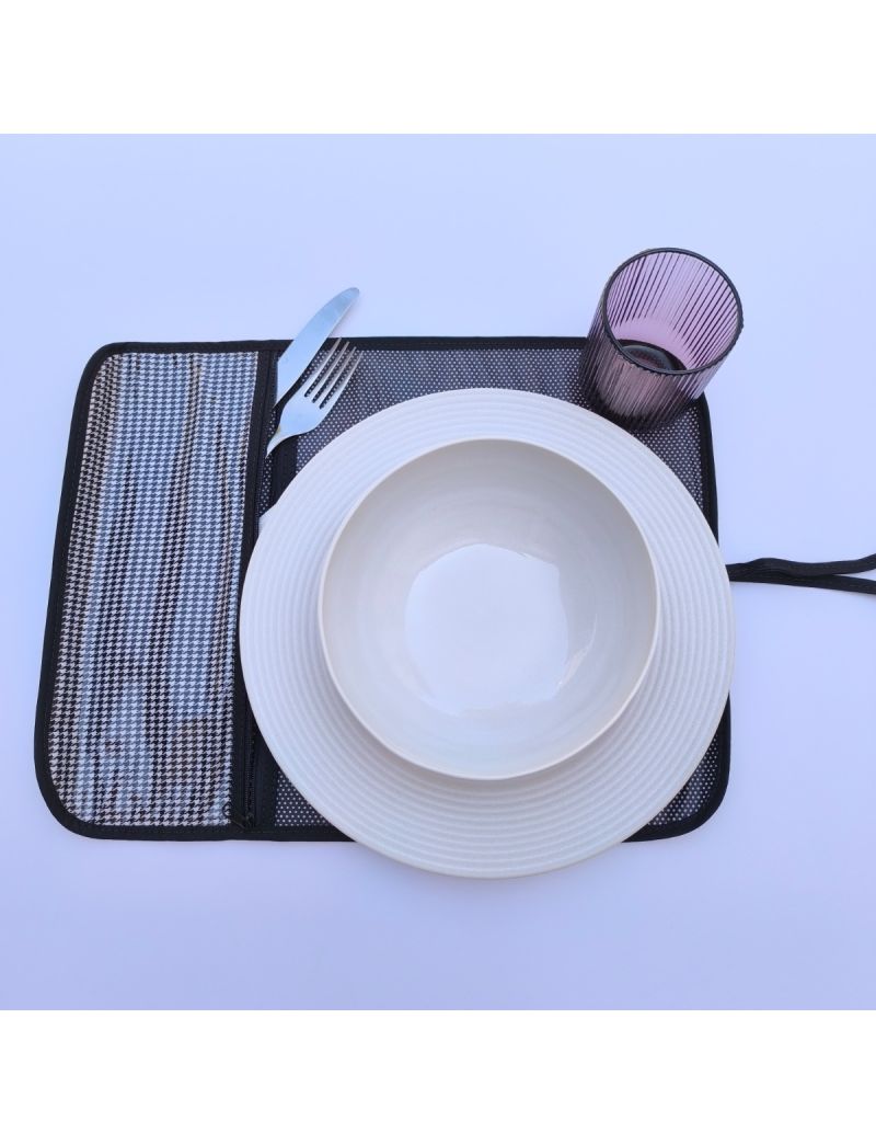 Individual com padrão Pied de Poule no exterior e  interior com bolinhas pretas. Bolsa interior com padrão igual ao exterior.