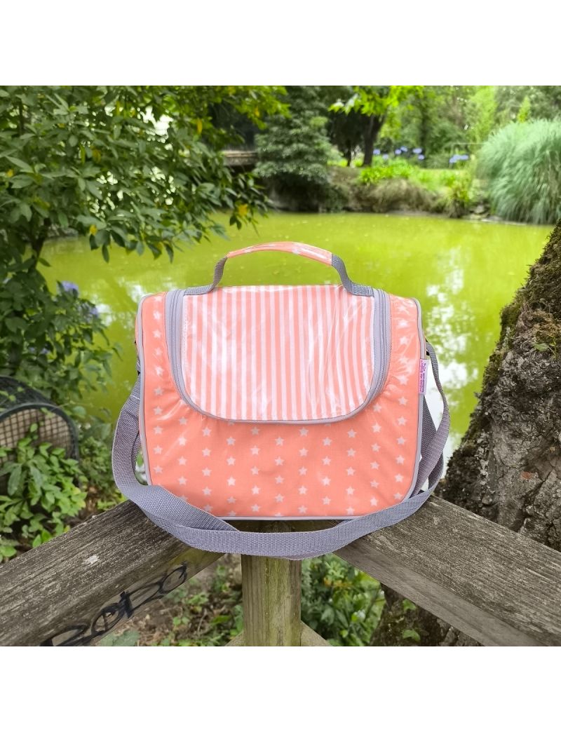 Lancheira térmica em coral com estrelas e riscas brancas. Fecho e alça em cinzento 