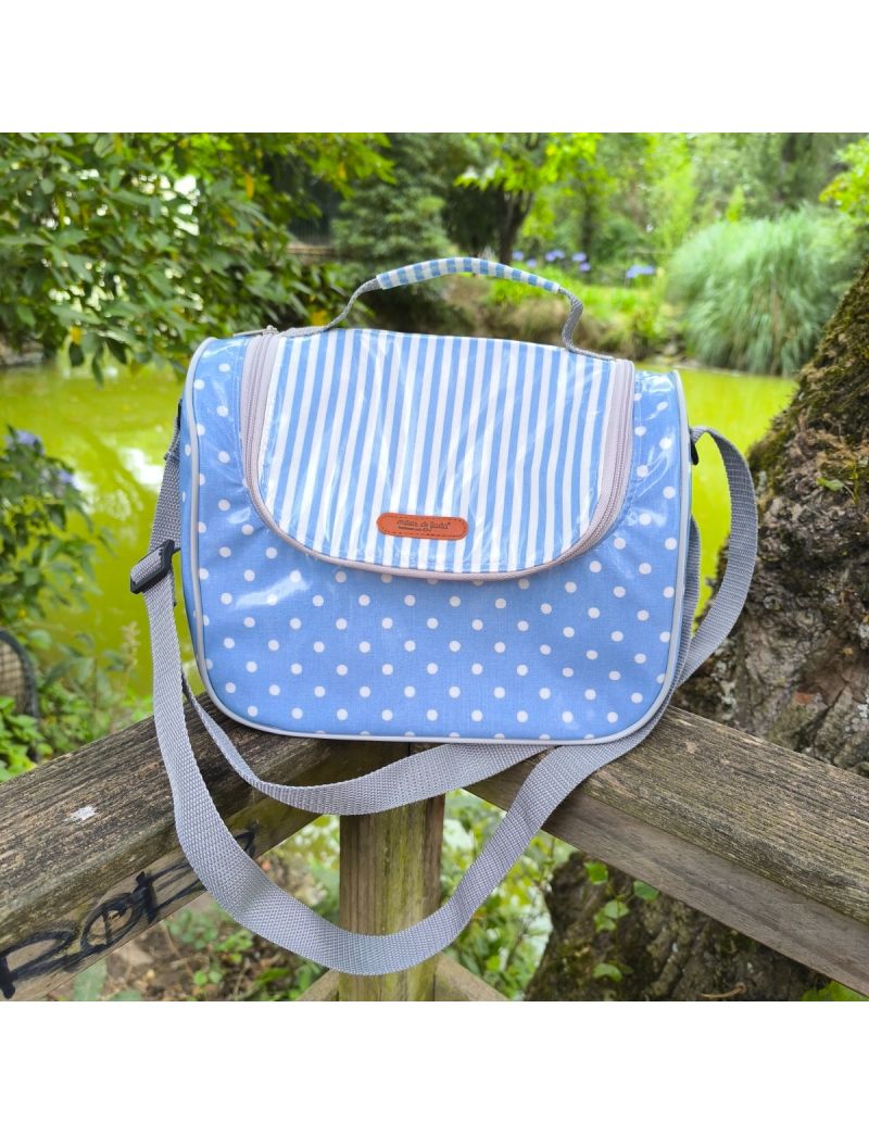Lancheira térmica em tecido plastificado em azul claro com bolas e riscas brancas. Fecho e alças em cinzento 