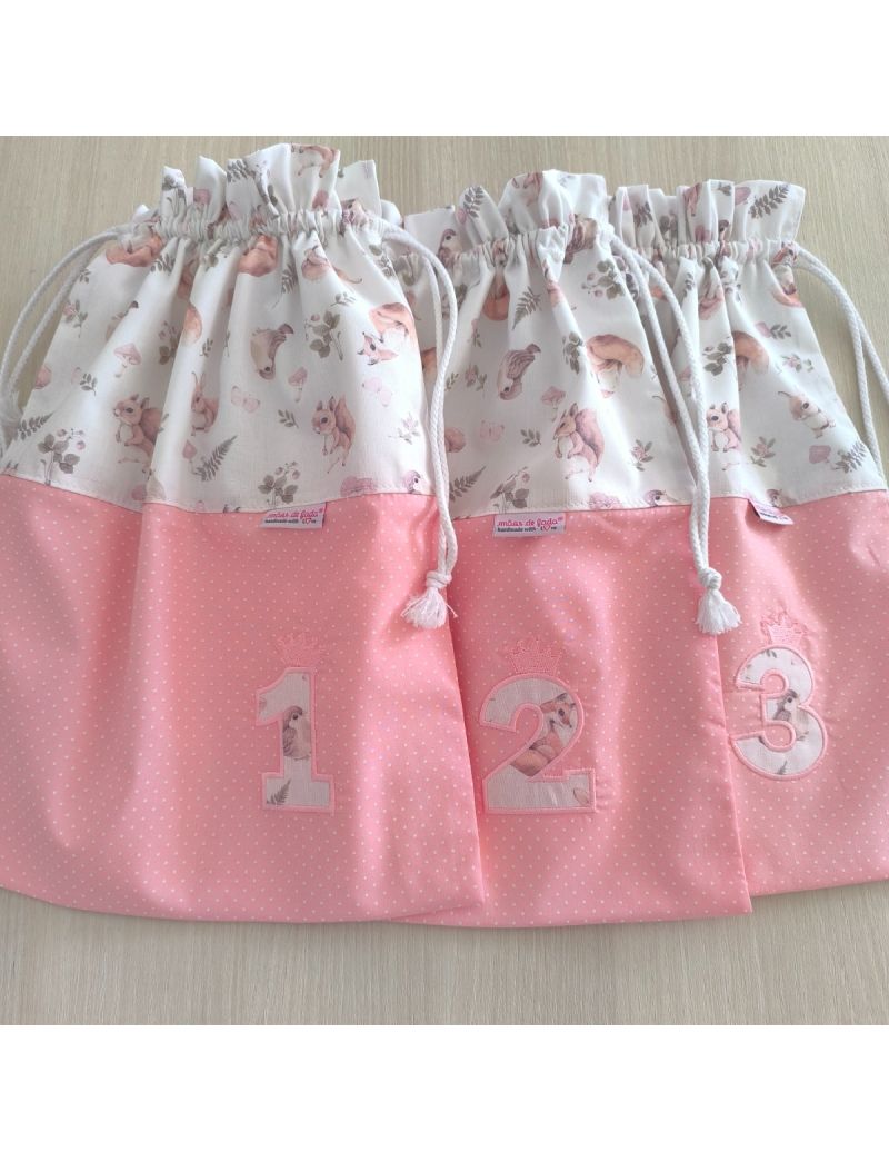Conjunto de 3 taleigos com padrão de animais conjugado com tecido rosa com bolinhas brancas, numerados 1, 2, 3