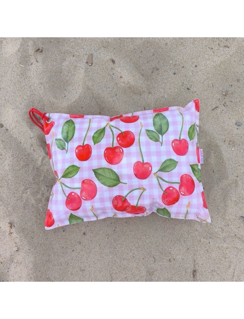 Almofada de praia com quadrados rosa e brancos e cerejas vermelhas. Alça de mão vermelha 