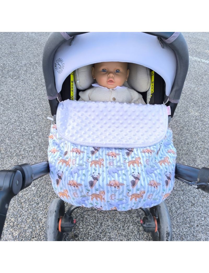 Tapa pés colocado no ovo. Padrão com vários animais, entre os quais: elefantes, pandas, macacos. Pala em Minky cinzento