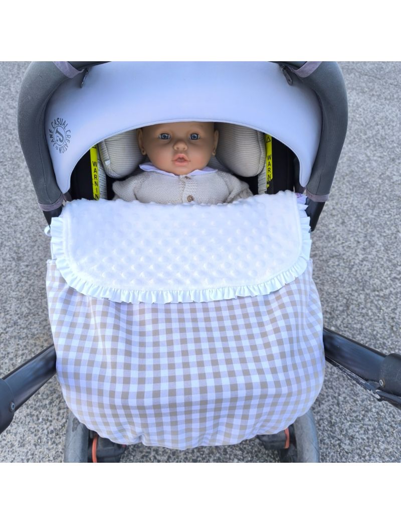 Tapa pés colocado no ovo. Em Xadrez Vicky bege, com pala em Minky branco e folho branco 