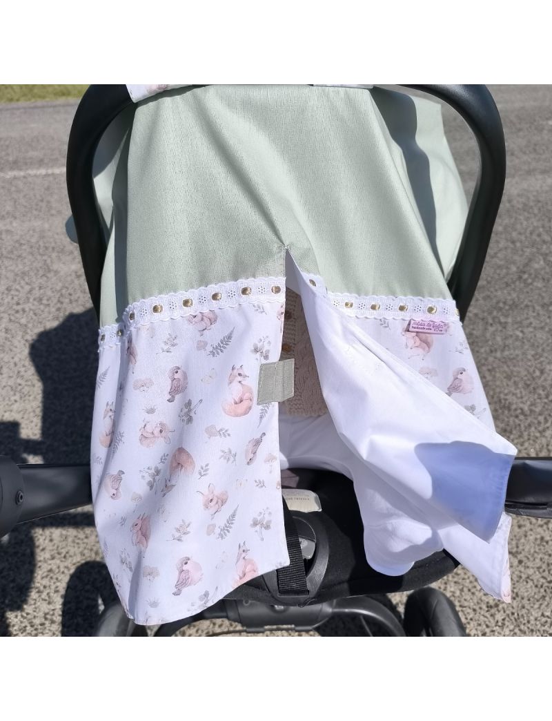 Tapa sol colocado no ovinho e aberto ao meio. Parte de cima verde seco e parte de baixo em animais da floresta. Entre os tecidos possui um bordado inglês com fita de cetim verde