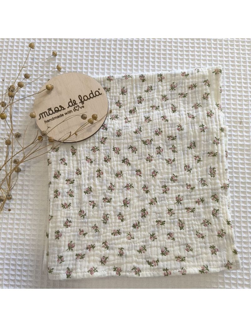 Fralda Muselina pérola com flores pequeninas rosa. Placa decorativa com a inscrição "Mãos de Fada"