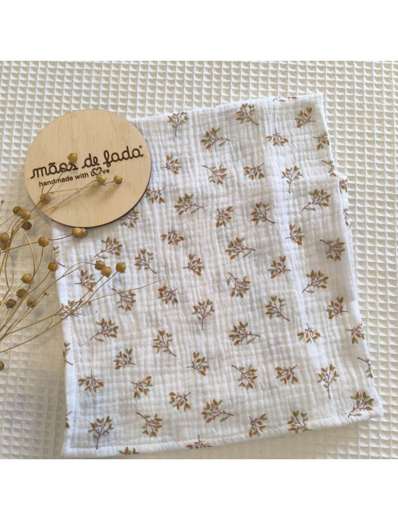 Fralda Musselina com padrão de folhagens em tons de camel. Placa decorativa com a inscrição "Mãos de Fada"