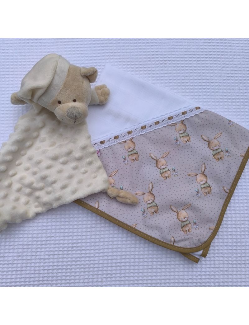 Fralda branca com canto com padrão de ursinhos e patinhos em tons de bege. Bordado inglês com fita de cetim bege escuro. Oh OH decorativo 