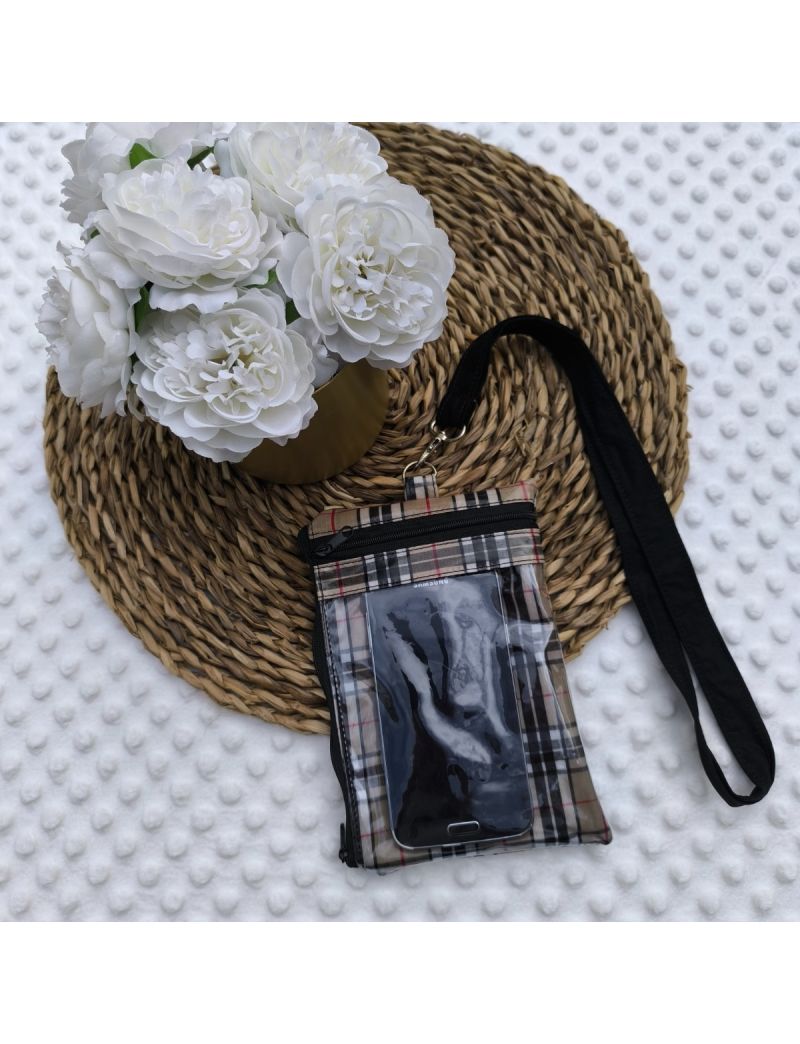 Parte da frente da Bolsa 3 em 1com xadrez camel e preto. Bolsa transparente com um telemóvel. Fita amovível para colocar ao pescoço. Base e flores como decoração 