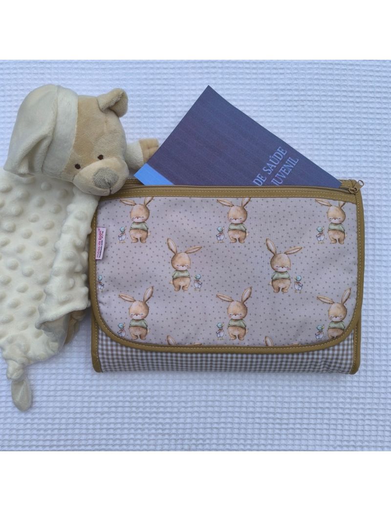 Bolsa multiusos fechada. Padrão Vicky bege e pala com padrão de ursos. Cartão de saúde colocado na bolsa frontal. Urso Oh Oh a decorar 