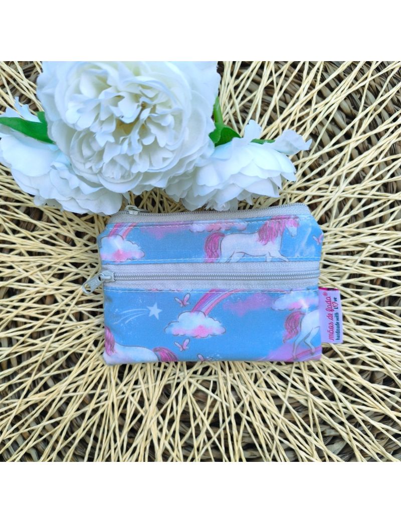 Porta-moedas pequeno em tecido plastificado impermeável, padrão de unicórnios, com duas bolsas e fecho, ideal para dinheiro e cartões. 