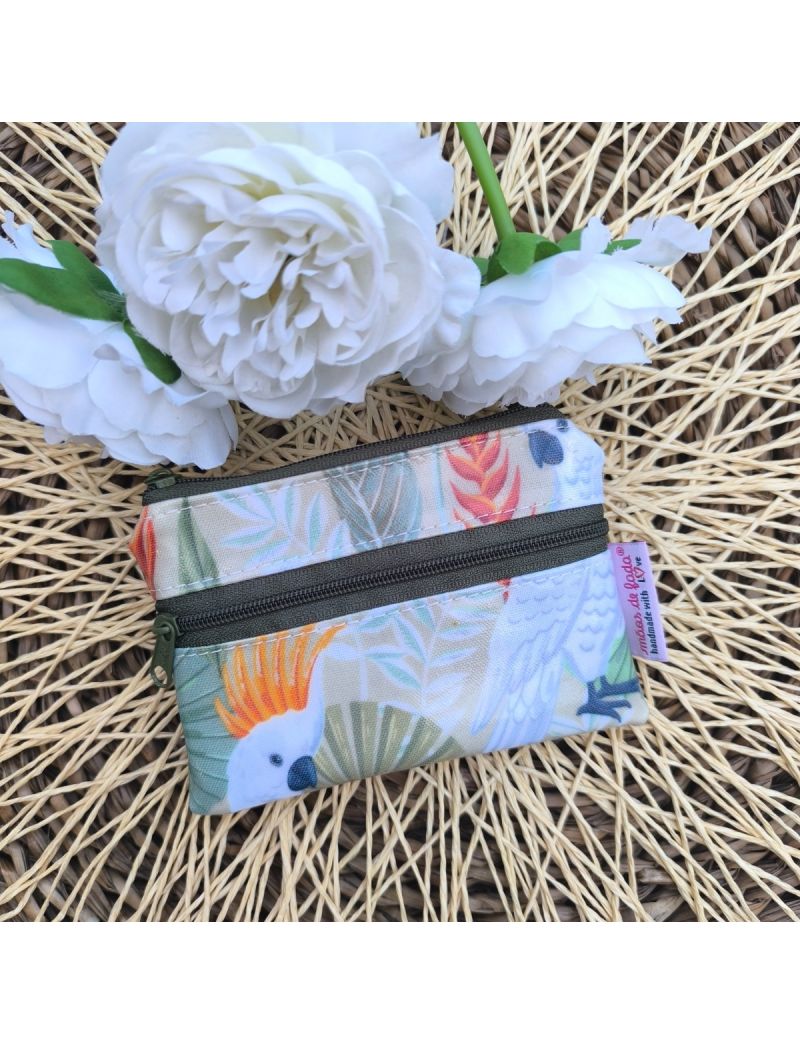 Porta-moedas pequeno em tecido plastificado impermeável, padrão de Catatuas, com duas bolsas e fecho, ideal para dinheiro e cartões. 