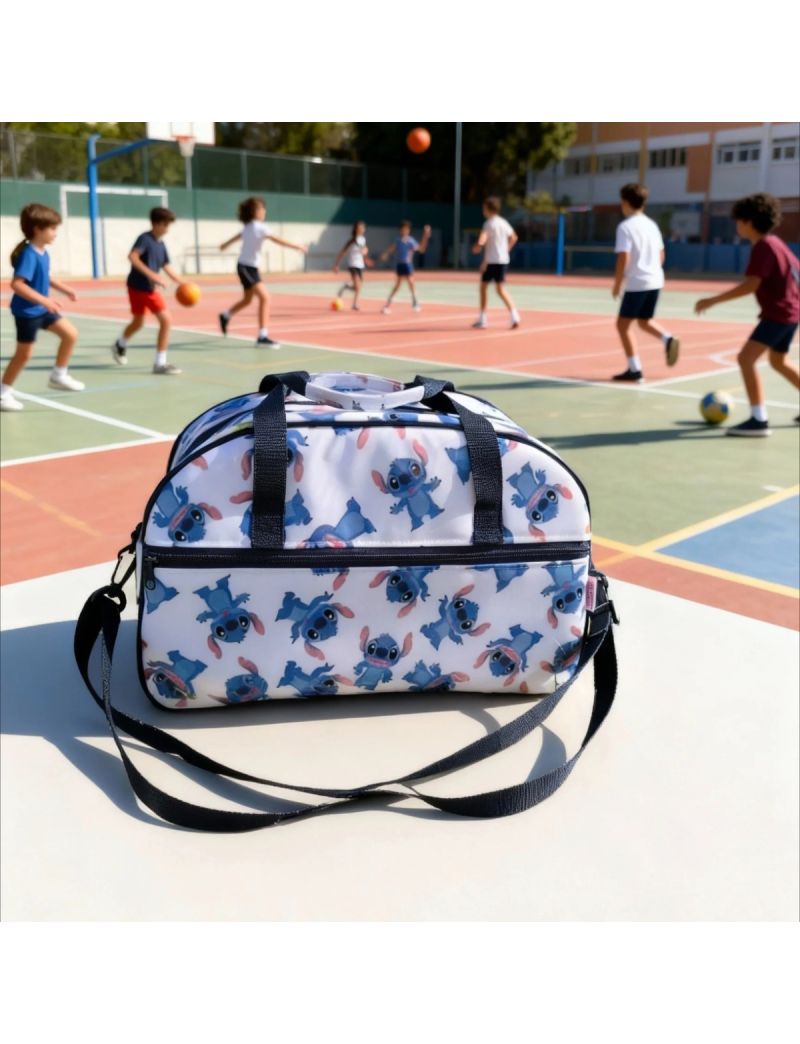 Saco de desporto com o tema do Stitch com bolsa frontal, com fecho e alças em azul escuro, colocando em ambiente escolar, mais precisamente no recreio de uma escola com crianças a jogar à bola  