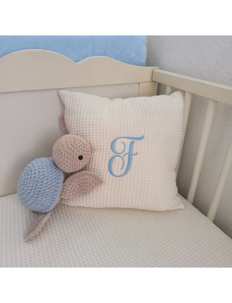 Almofada infantil personalizada com letra bordada