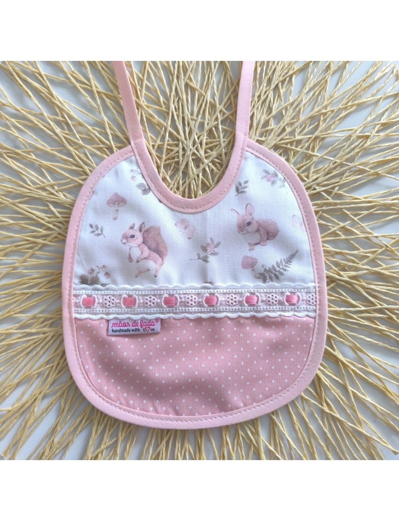 Babete como padrão de animais da floresta conjugado com tecido rosa com bolinhas brancas. Bordado inglês com fita de cetim cor-de-rosa 