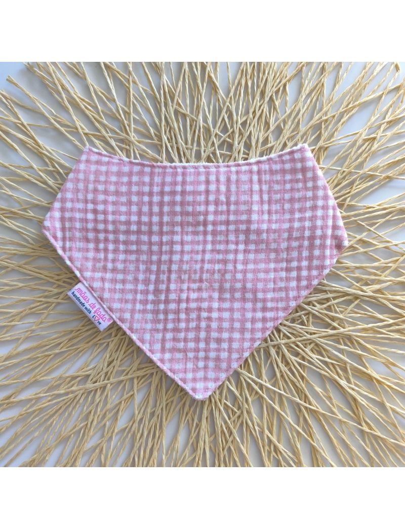 Babete bandada musselina vichy rosa sobre palhas 