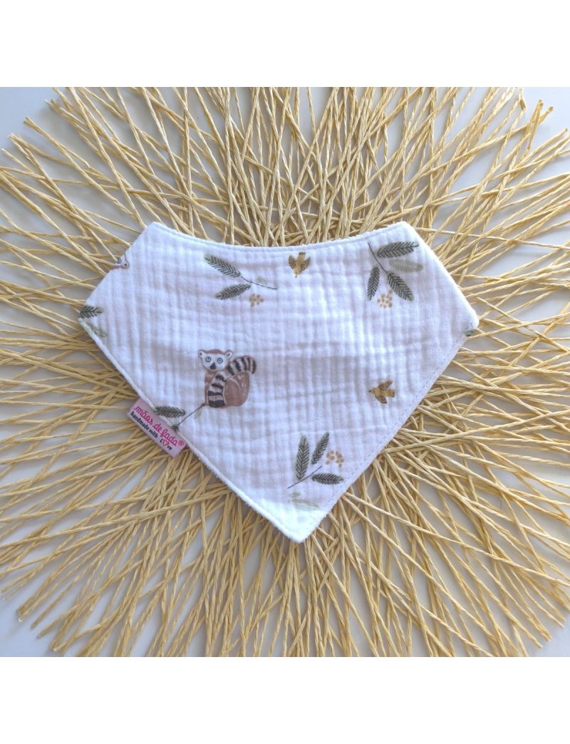 Babete bandada musselina com padrão de animais floresta colocado sobre palha