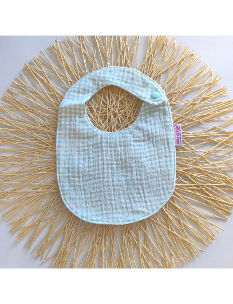 Babete de musselina vichy verde água, fecho de mola, impermeável, ideal para bebés até aos 7 meses. 
