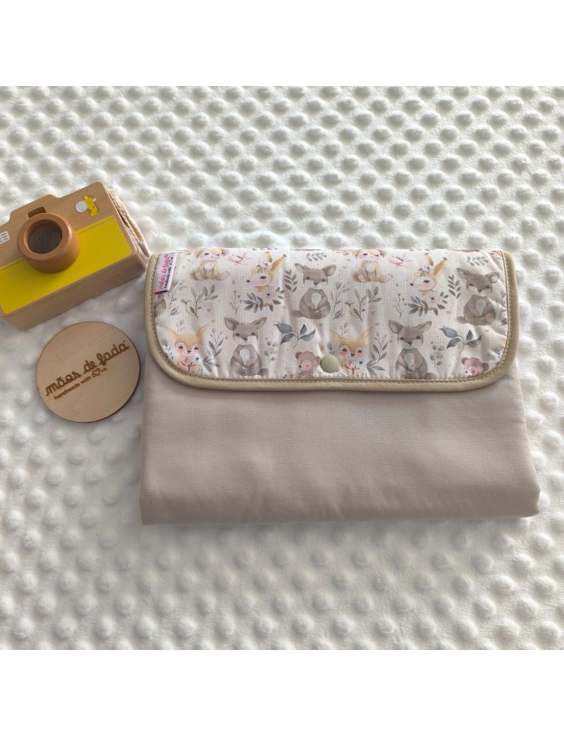 Bolsa 3 em 1 fechada em tecido liso bege conjugado com um padr&atilde;o de animais em tons suaves