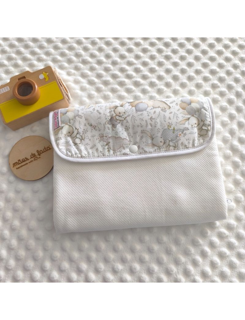 Bolsa 3 em 1 fechada para organizar fraldas, toalhitas, cremes e essenciais do beb&eacute; com um ador&aacute;vel padr&atilde;o de coelhos e bal&otilde;es em tons de perola, bege  cinza