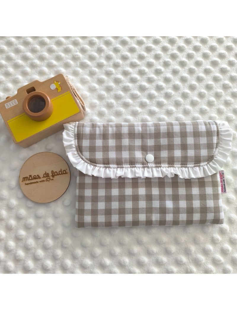 Porta-documentos em formato envelope com padr&atilde;o xadrez vichy em bege e branco. A aba possui um folho decorativo branco em toda a volta e um bot&atilde;o de press&atilde;o central