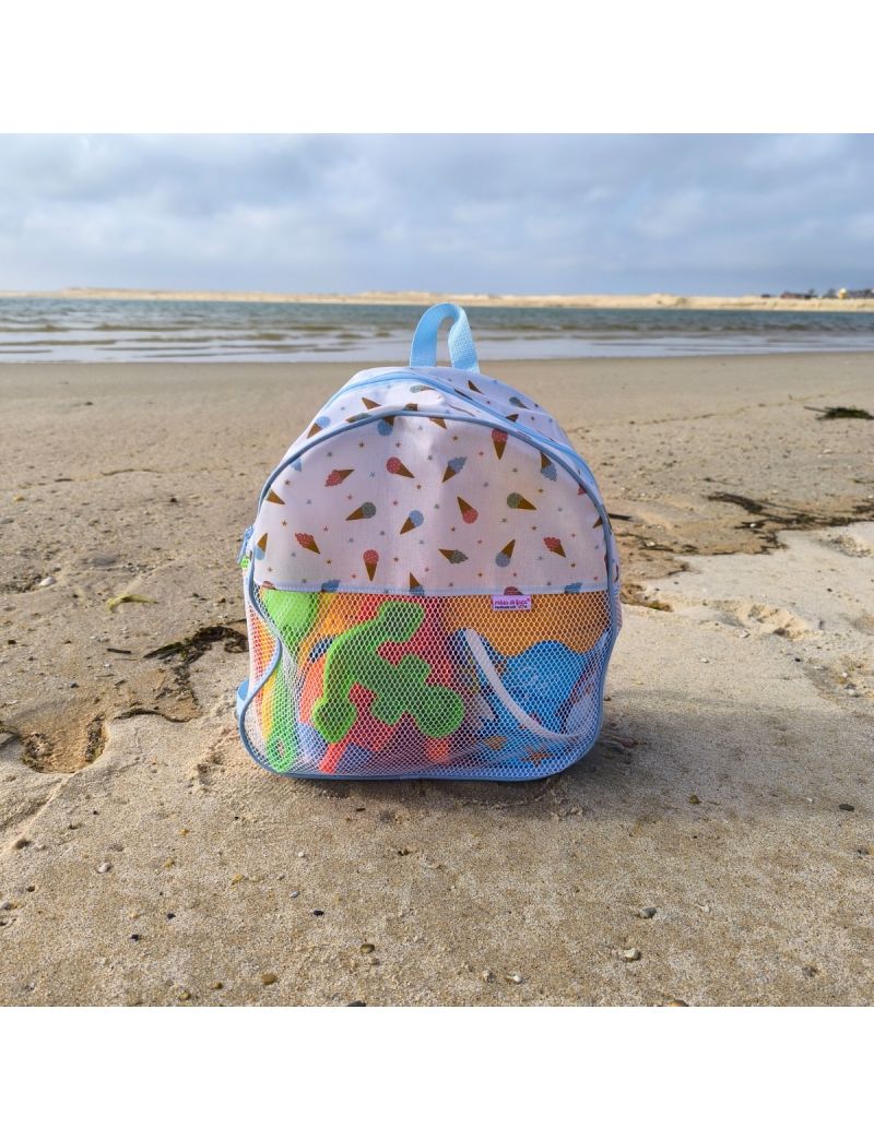 Mochila de praia infantil em tecido plastificado com padr&atilde;o de gelados, al&ccedil;as almofadadas e rede mesh