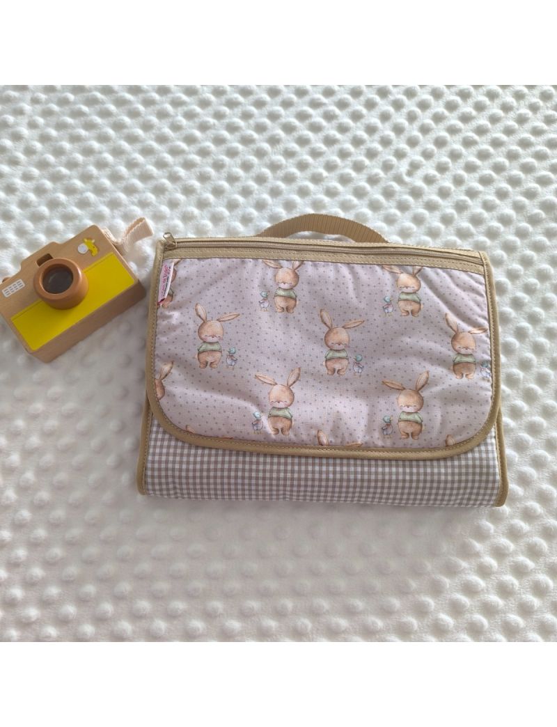 Bolsa multiusos fechada. Padr&atilde;o Vicky bege e pala com padr&atilde;o de ursos.