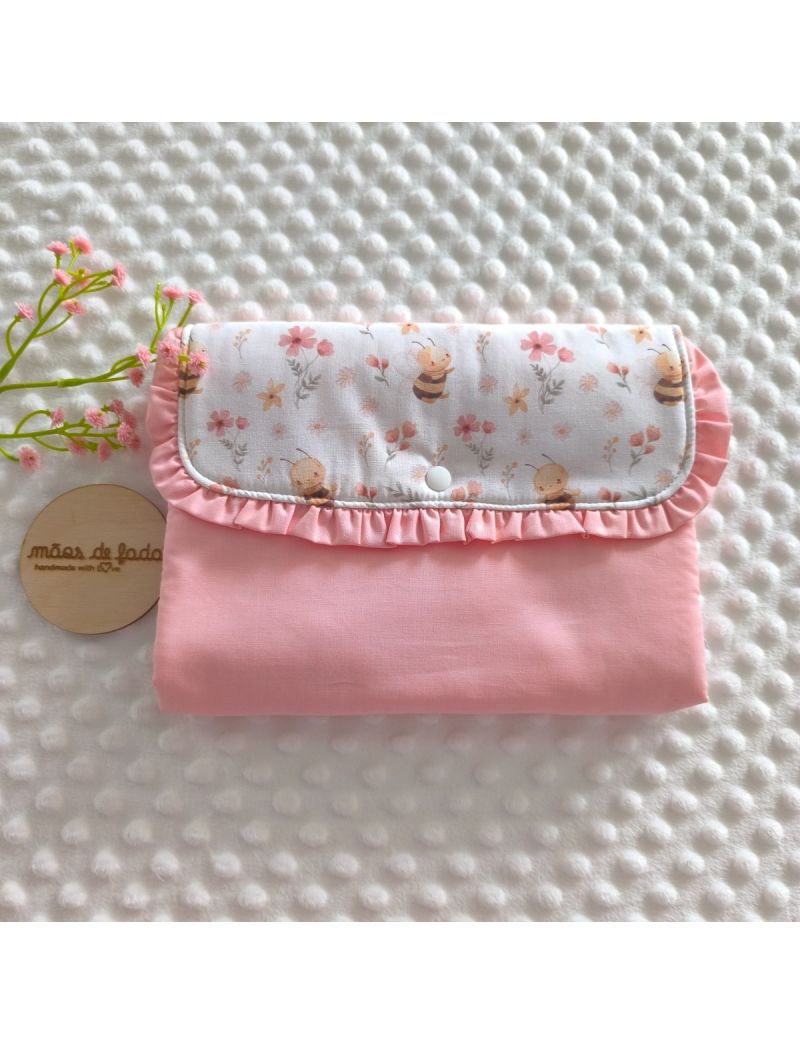 Bolsa 3 em 1 fechada em tecido rosa conjugado, na pala, com um padr&atilde;o de de abelhinhas e flores em tons de rosa