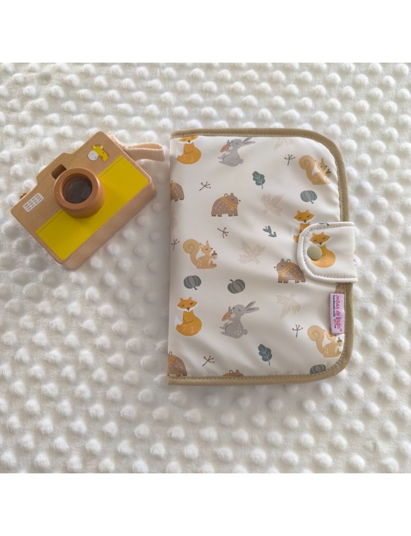 Porta documentos fechado em formato livro com padr&atilde;o de animais em bege