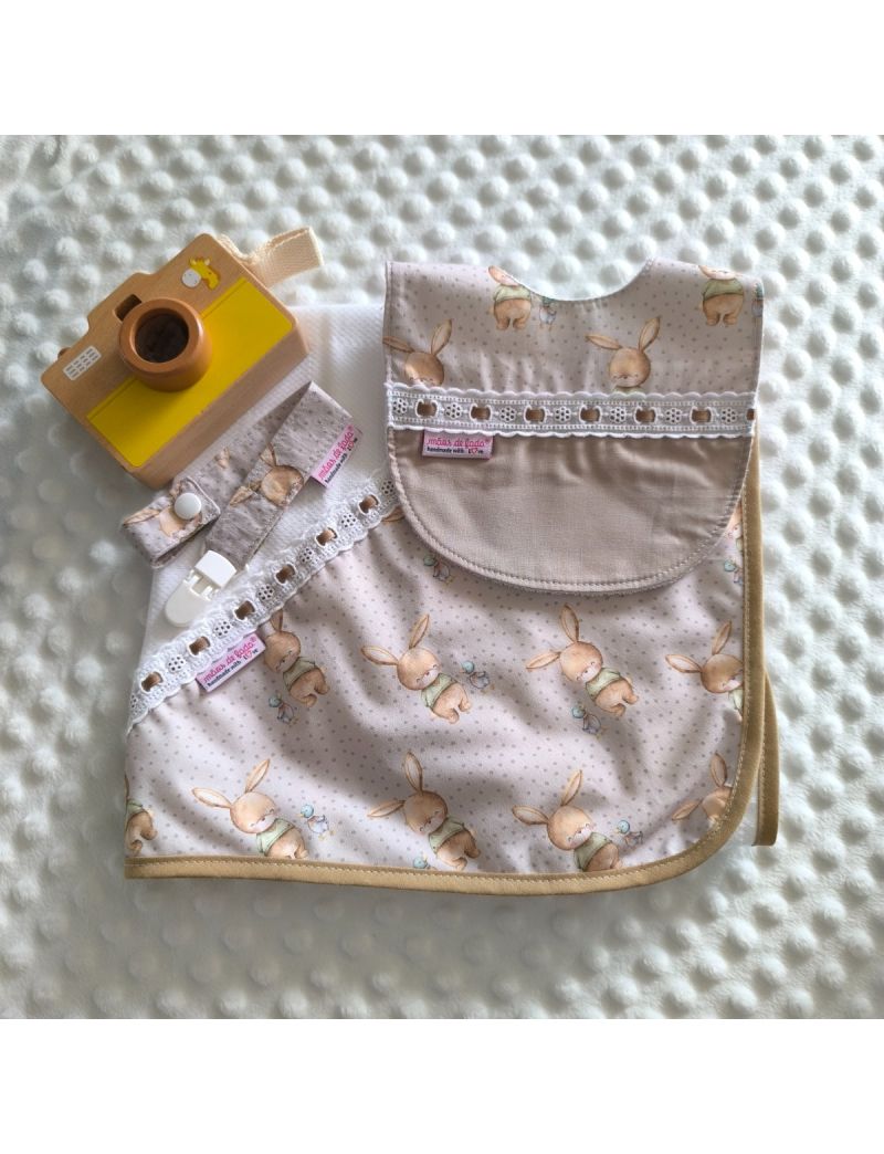 Conjunto de beb&eacute; composto por fralda branca com tri&acirc;ngulo de tecido com padr&atilde;o de ursinhos fofinhos em tons neutros. Babete com o mesmo padr&atilde;o  conjugado com tecido bege liso e com bordado ingl&ecirc;s com fita de cetim bege. Fita para a chucha.