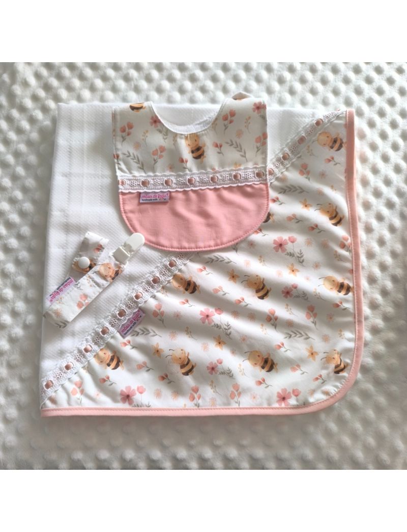 Conjunto de beb&eacute; com fralda, babete imperme&aacute;vel e fita de chucha com padr&atilde;o de abelhas e flores em tons rosa suaves