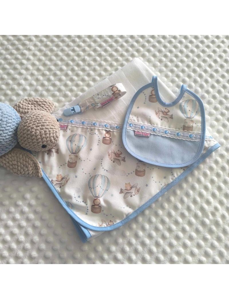 Conjunto de beb&eacute; com fralda, babete imperme&aacute;vel e fita de chucha com padr&atilde;o de bal&otilde;es de ar quente e avionetas em tons de azul claro e bege 