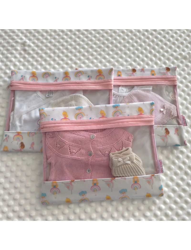 Conjunto de 3 organizadores de roupa em tecido plastificado com padr&atilde;o de bailarinas. Uma parte da frente da bolsa &eacute; transparente