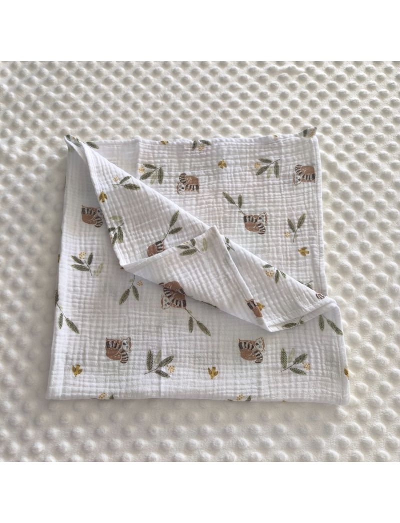 Fralda musselina fundo branco com folhagens e animais