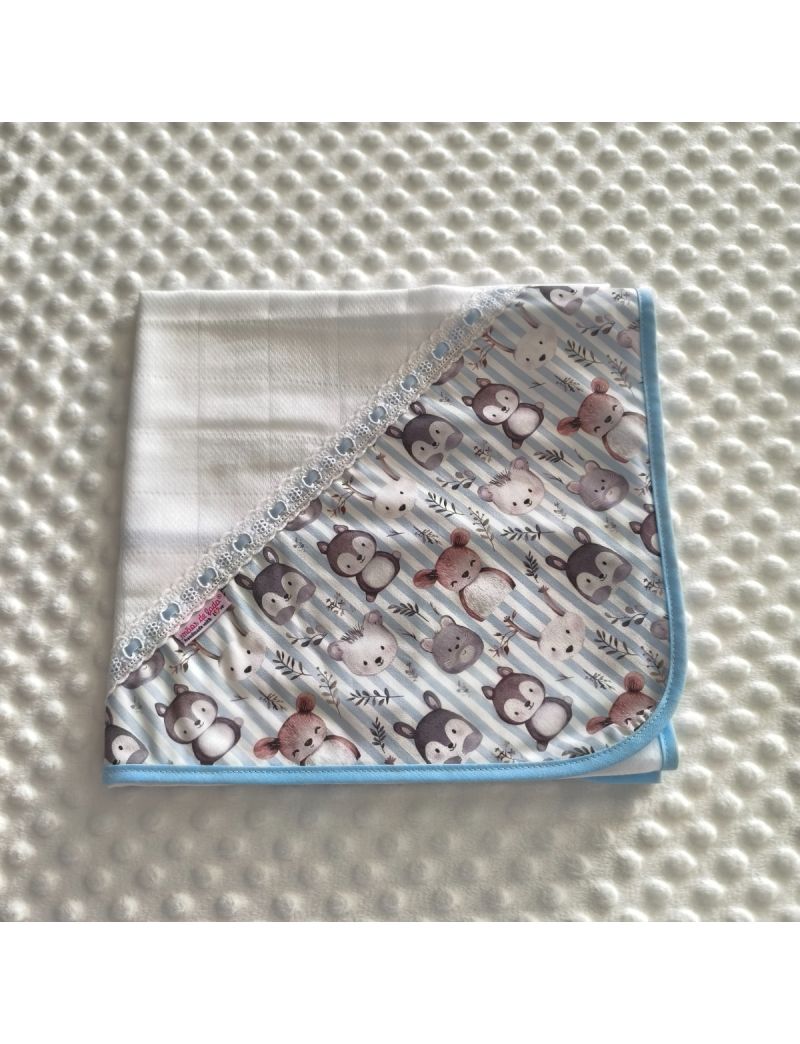 Fralda branca com canto com padr&atilde;o de animais delicados sobre tecido listrado azul claro e branco. Bordado ingl&ecirc;s com fita de cetim azul claro