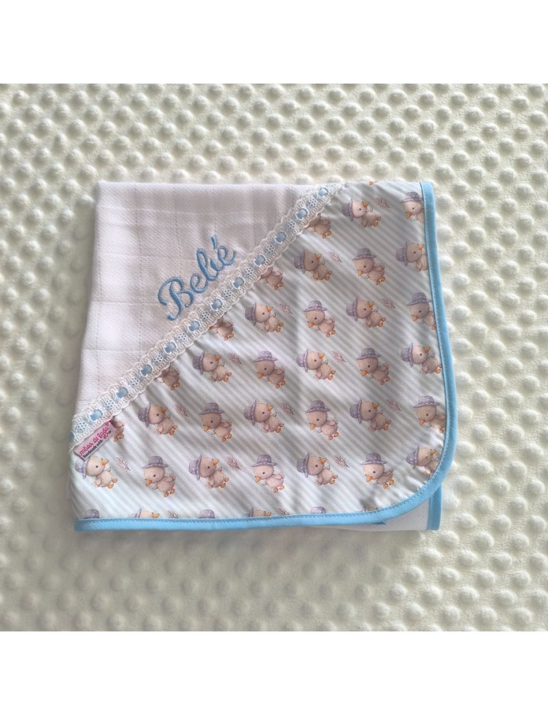 Fralda branca com canto com padr&atilde;o de pintainhos. Bordado ingl&ecirc;s com fita de cetim azyul clara. Tartaruga e placa decorativa com a descri&ccedil;&atilde;o "M&atilde;os de Fada "