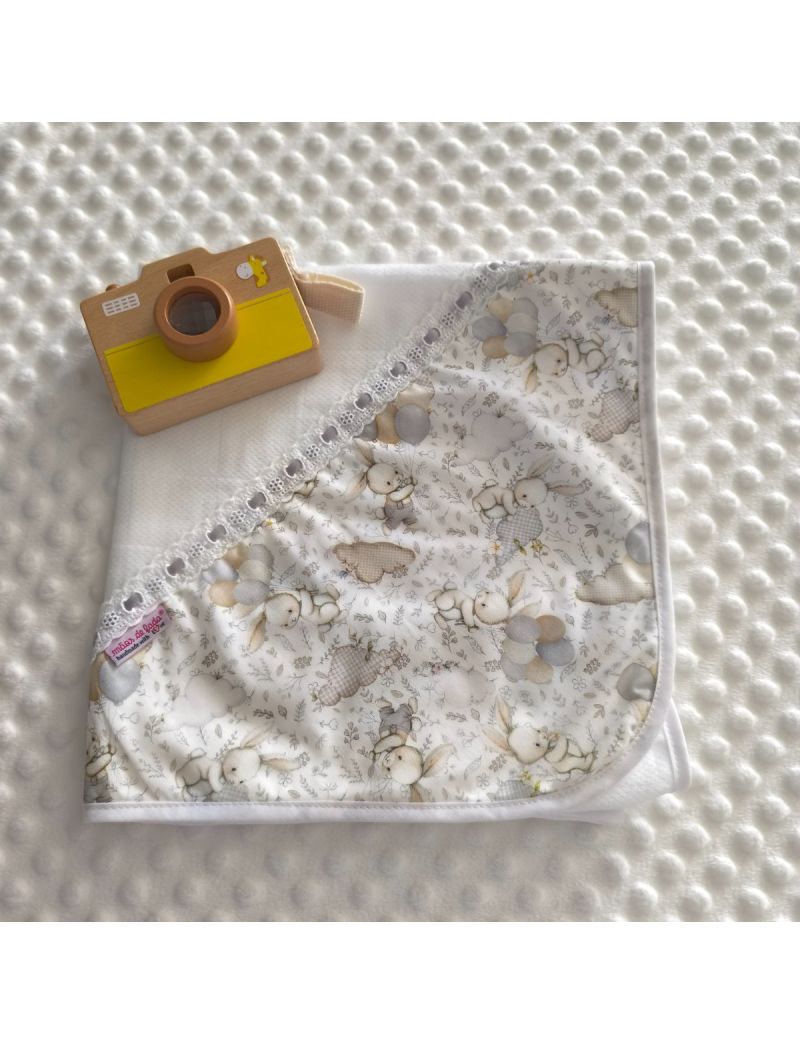 Fralda branca com canto com padr&atilde;o de coelhos e bal&otilde;es em tons de bege e cinza. Bordado ingl&ecirc;s com fita de cetim cinzenta. Tartaruga e placa decorativa cm a descri&ccedil;&atilde;o "M&atilde;os de Fada "
