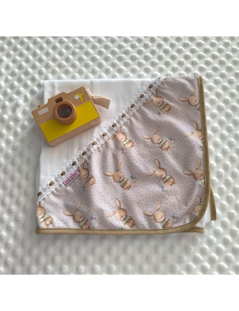 Fralda branca com canto com padr&atilde;o de ursinhos e patinhos em tons de bege. Bordado ingl&ecirc;s com fita de cetim bege escuro