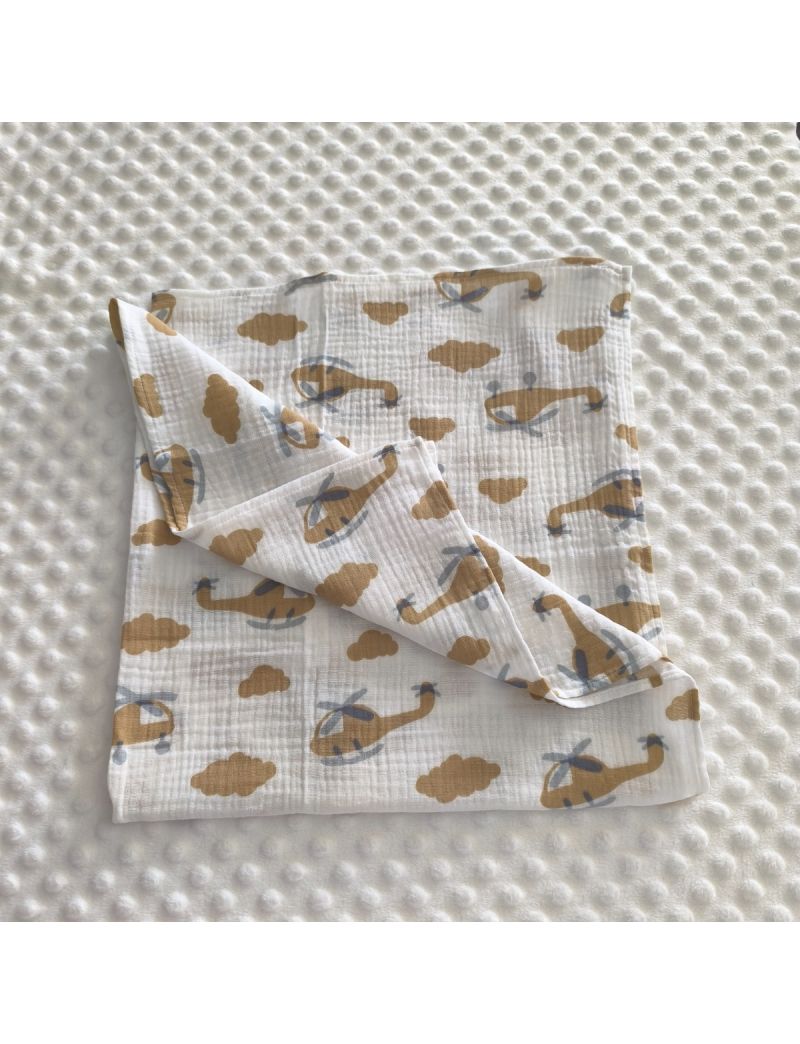 ralda Musselina branca com padr&atilde;o de helic&oacute;pteros e nuvens em tons de camel. Placa de madeira com a inscri&ccedil;&atilde;o "m&atilde;os de fada" e um ramos a decorar 