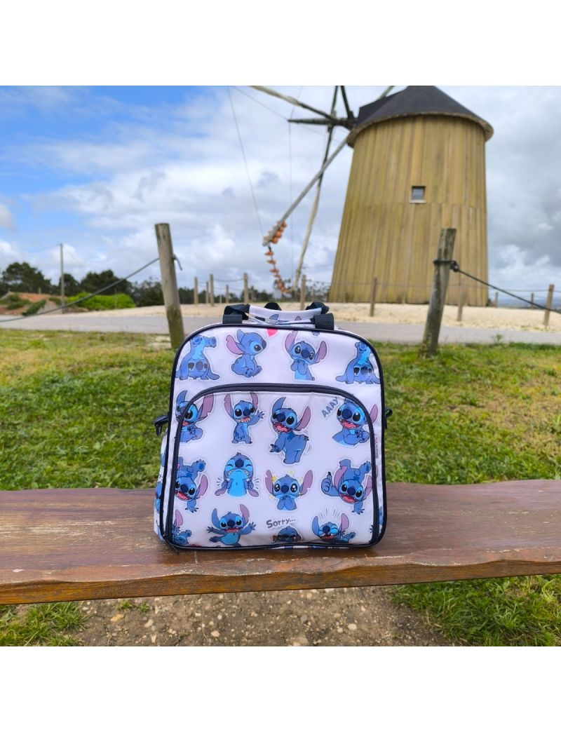 Parte da frente da mochila com padr&atilde;o do stitch. Fechos e al&ccedil;as em azul escuro 