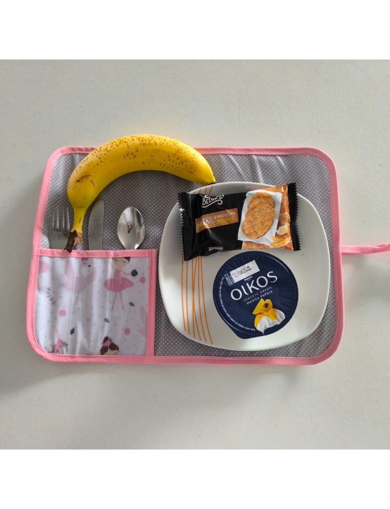 Interior do individual de crian&ccedil;a. Possui um forro cinzento com pintinhas brancas e uma bolsa com tr&ecirc;s divis&oacute;rias com os talheres colocados (padr&atilde;o bailarinas)