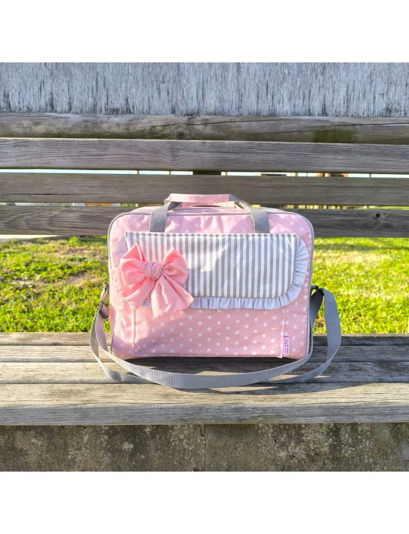 Lancheira t&eacute;rmica em tecido plastificado rosa com estrelas brancas. Com bolso frontal e pala com folho cinza e la&ccedil;o rosa. Ideal para o trabalho ou escola