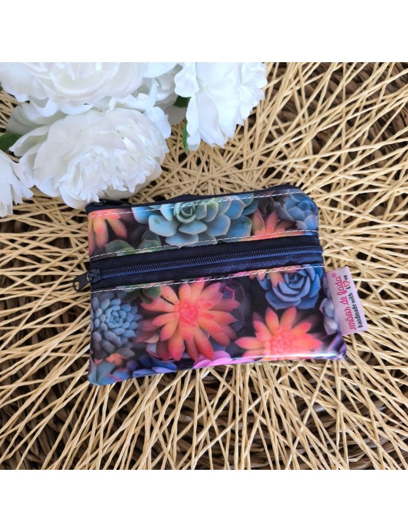 Porta-moedas pequeno em tecido plastificado imperme&aacute;vel, padr&atilde;o Floral 3D, com duas bolsas e fecho, ideal para dinheiro e cart&otilde;es. 
