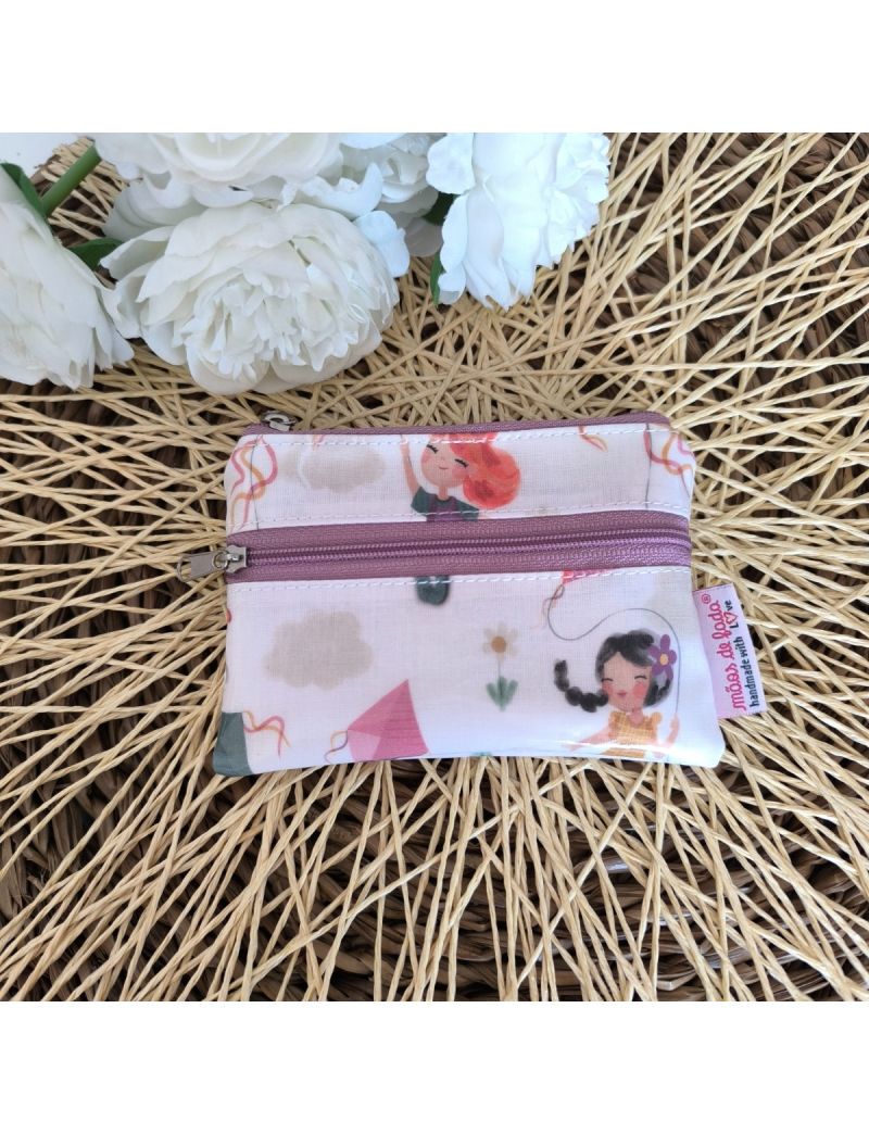 Porta-moedas pequeno em tecido plastificado imperme&aacute;vel, padr&atilde;o de unic&oacute;rnios, com duas bolsas e fecho, ideal para dinheiro e cart&otilde;es. 