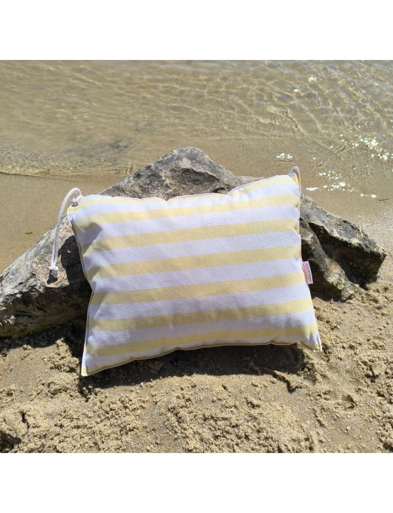 Almofada de praia com riscas em cr&uacute; e amarelo. Al&ccedil;a em cord&atilde;o cor cr&uacute;