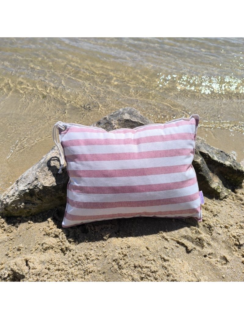 Almofada de praia com riscas em cr&uacute; e vermelho. Al&ccedil;a em cord&atilde;o cor cr&uacute;