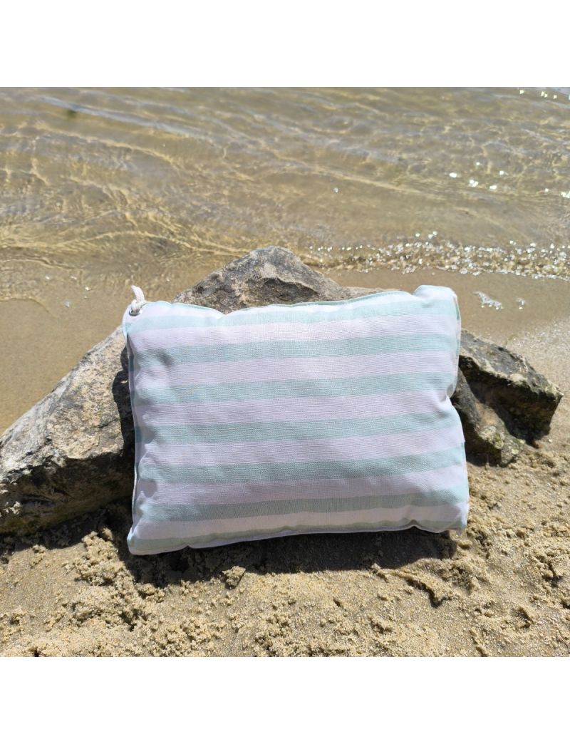 Almofada de praia com riscas em cr&uacute; e verde &aacute;gua. Al&ccedil;a em cord&atilde;o cor cr&uacute;