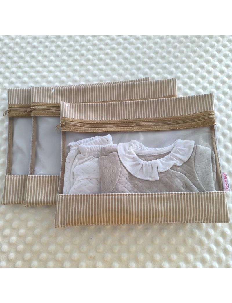 Conjunto de tr&ecirc;s bolsas com padr&atilde;o de riscas bege e brancas e frente transparente. Imperme&aacute;veis, com fecho em bege