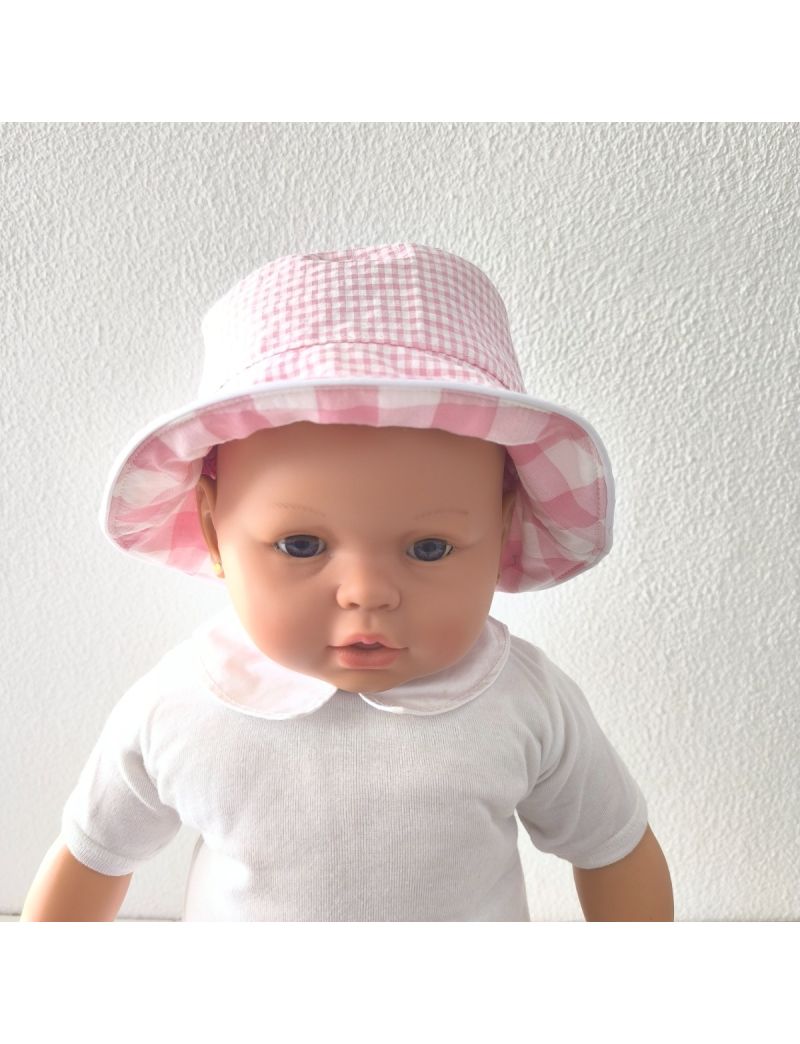 Panam&aacute; em vichy rosa e branco colocado num manequim de beb&eacute;