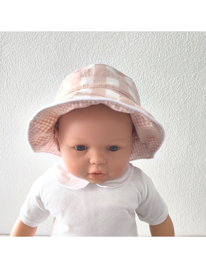 Panam&aacute; em vichy rosa pastel e branco colocado num manequim de crian&ccedil;a 