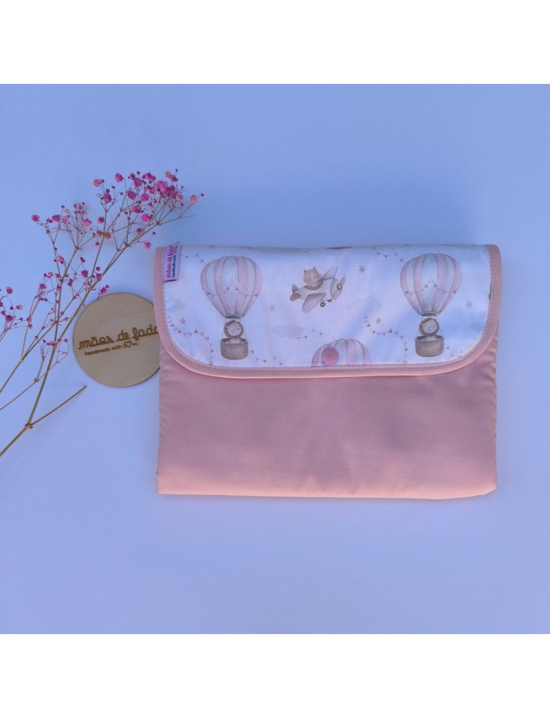 Bolsa 3 em 1 fechada em tecido rosa conjugado, na pala, com um padrão de balões de ar e aviões em tons de rosa e bege 